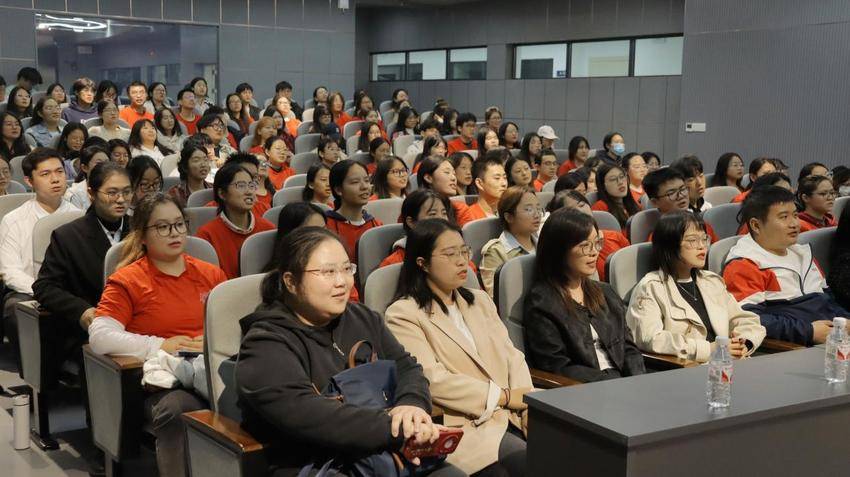 烈士后人进课堂 a片无码
做鲜做活思政课.docx